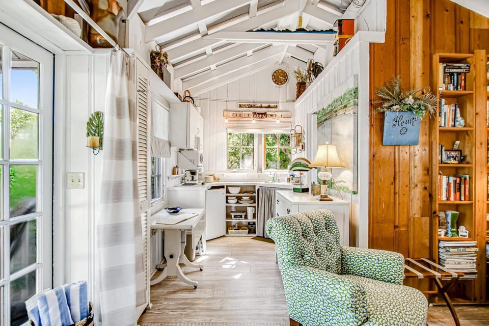 Kitchen or kitchenette, Seating area