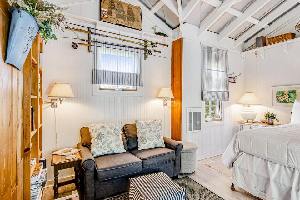 Bed, Living room, Seating area