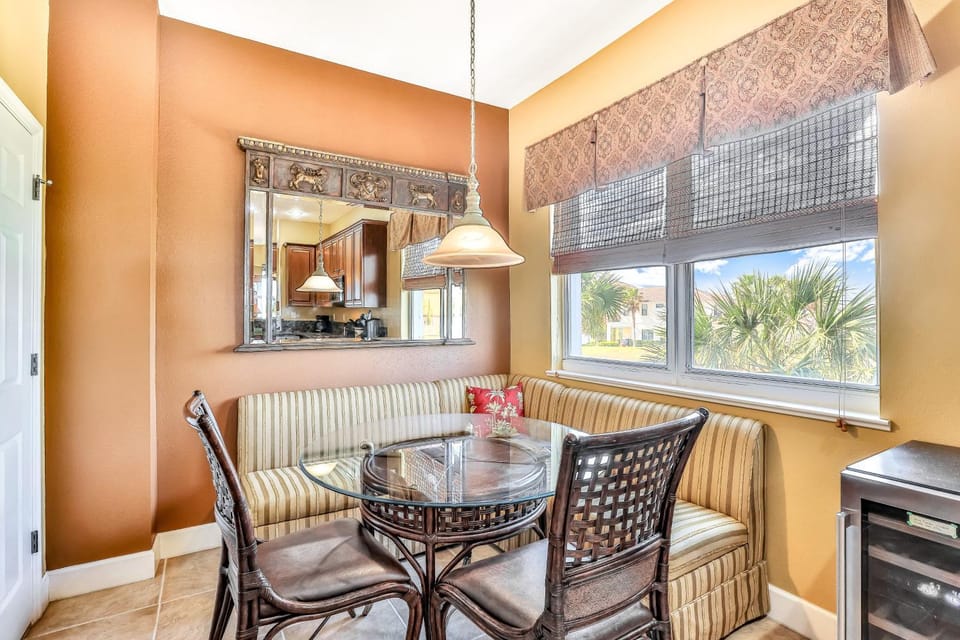 Seating area, Dining area