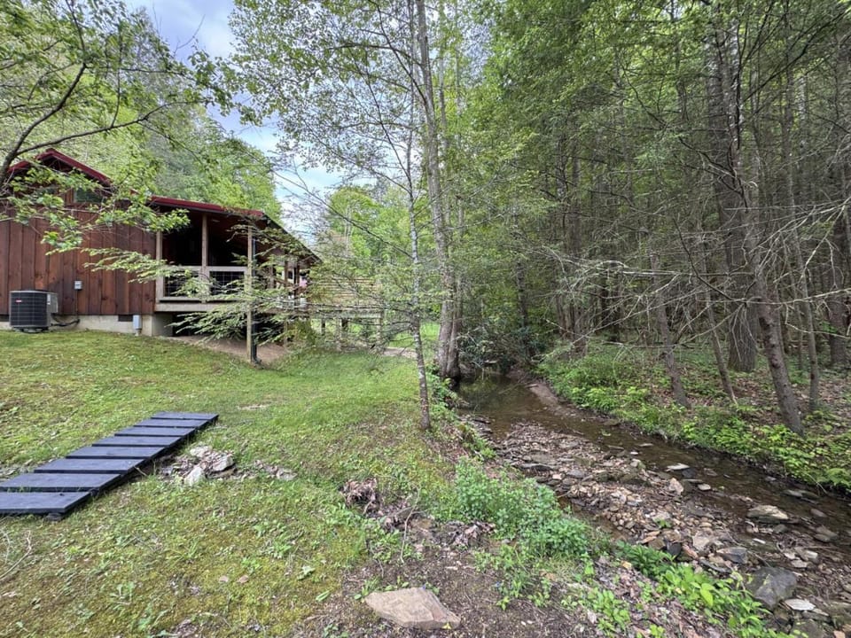 Soul Sister- Creek View, WiFi, Firepit, WiFi, Hiking, 4 mins to Natural Bridge House in Kentucky