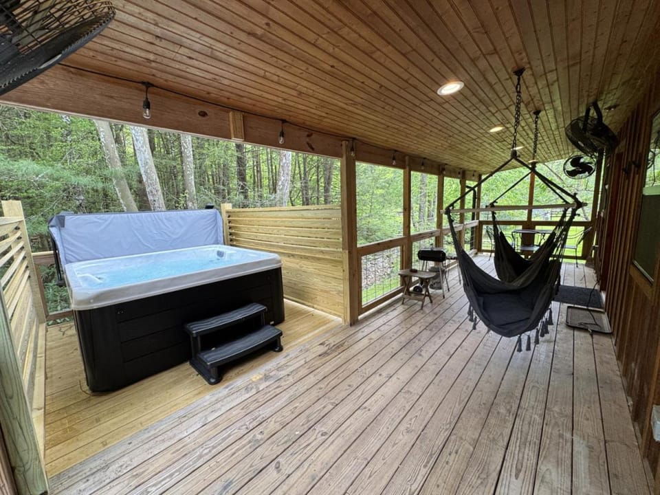 Soul Sister- Creek View, WiFi, Firepit, WiFi, Hiking, 4 mins to Natural Bridge House in Kentucky