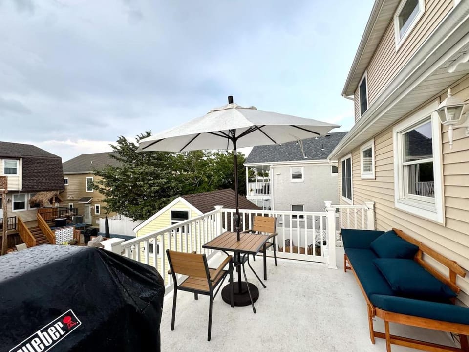 Bright Lavallette 4BR Private Yard Walk to Beach House in Lavallette