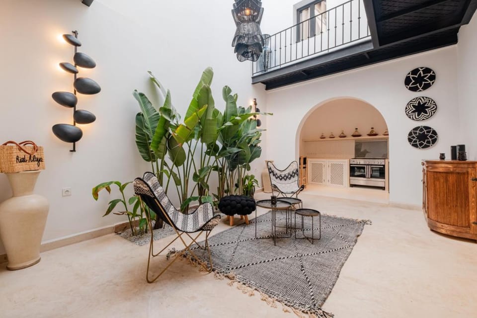 Kitchen or kitchenette, Seating area