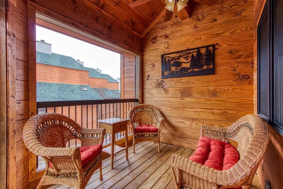 5 Star LUXURY 3BR3BATH Downtown Gatlinburg WALK EVERYWHERE Sleeps 6 House in Gatlinburg