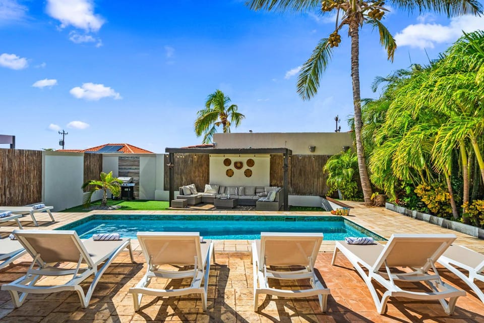 Day, Pool view