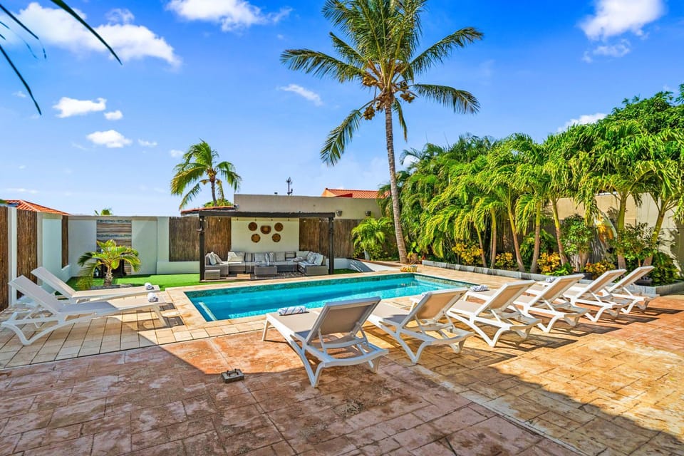 Pool view, Swimming pool, sunbed