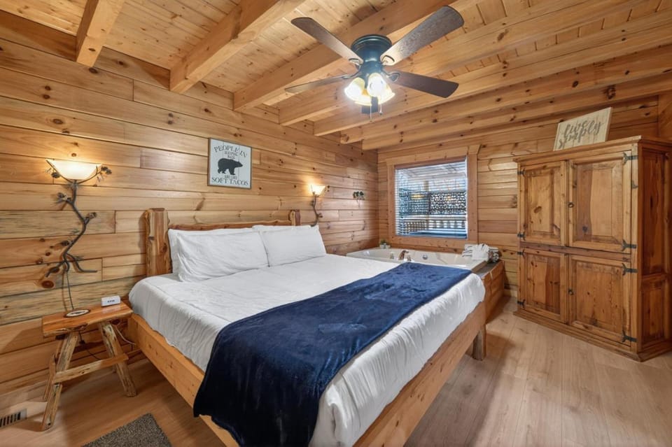 Eagle Sky View Peaceful Cozy with Hot Tub House in Gatlinburg