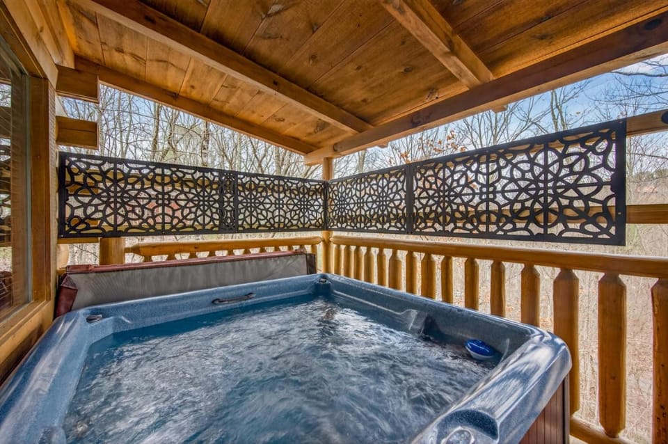 Eagle Sky View Peaceful Cozy with Hot Tub House in Gatlinburg