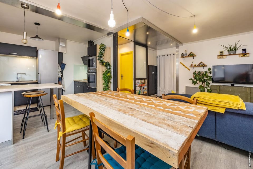 Kitchen or kitchenette, Dining area