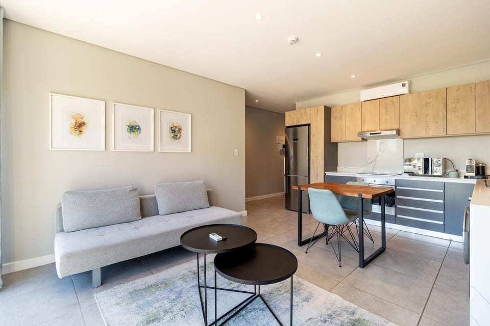 Coastal Heights with Mountain Views Apartment in Sea Point