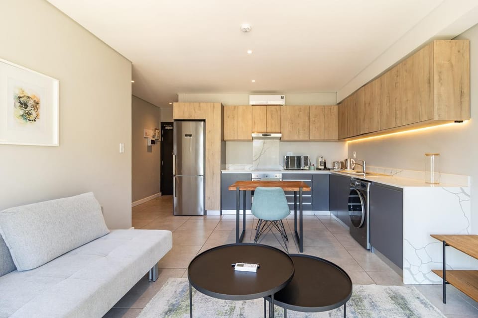 Coastal Heights with Mountain Views Apartment in Sea Point