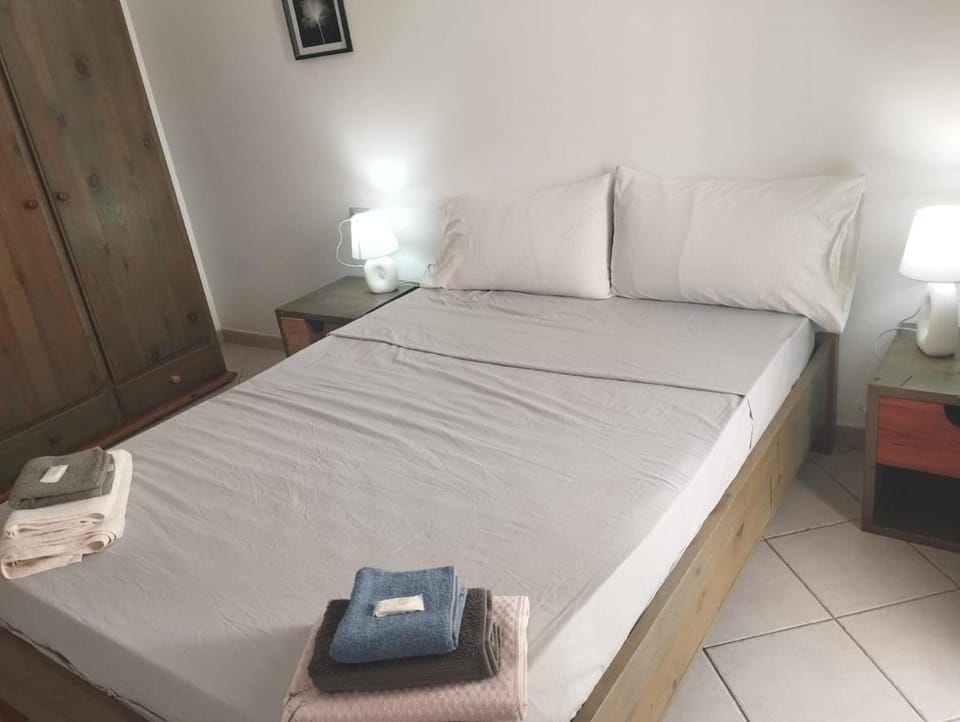 Bed, Bedroom, towels