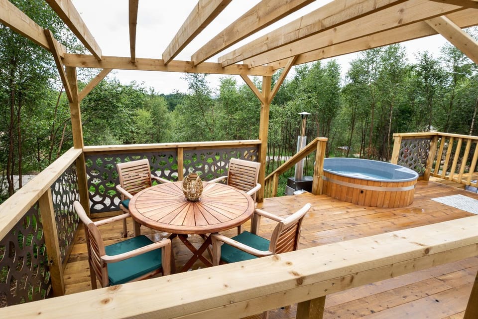 Patio, Day, Natural landscape, Garden, Hot Tub, View (from property/room), Balcony/Terrace, Dining area, Garden view