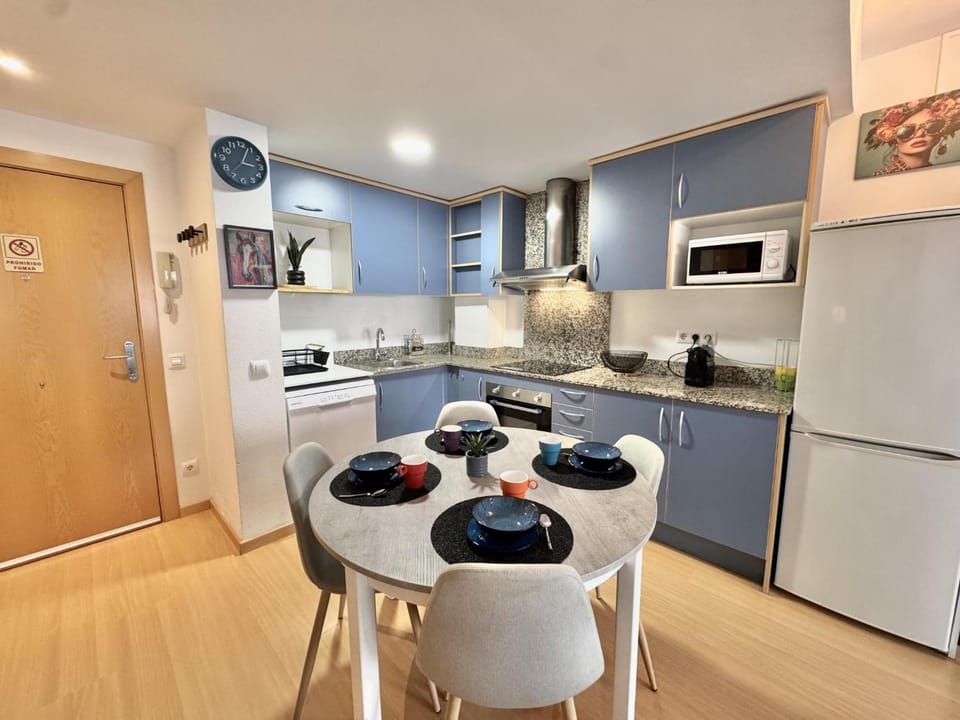 Kitchen or kitchenette, Dining area, dishwasher, oven, stove