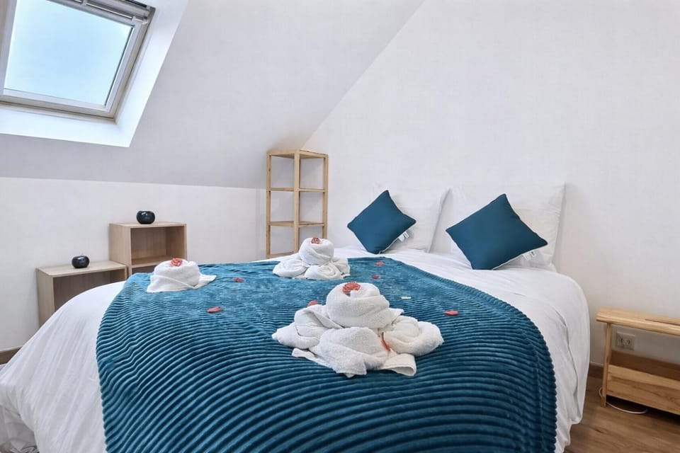 Bed, Photo of the whole room, Bedroom, towels