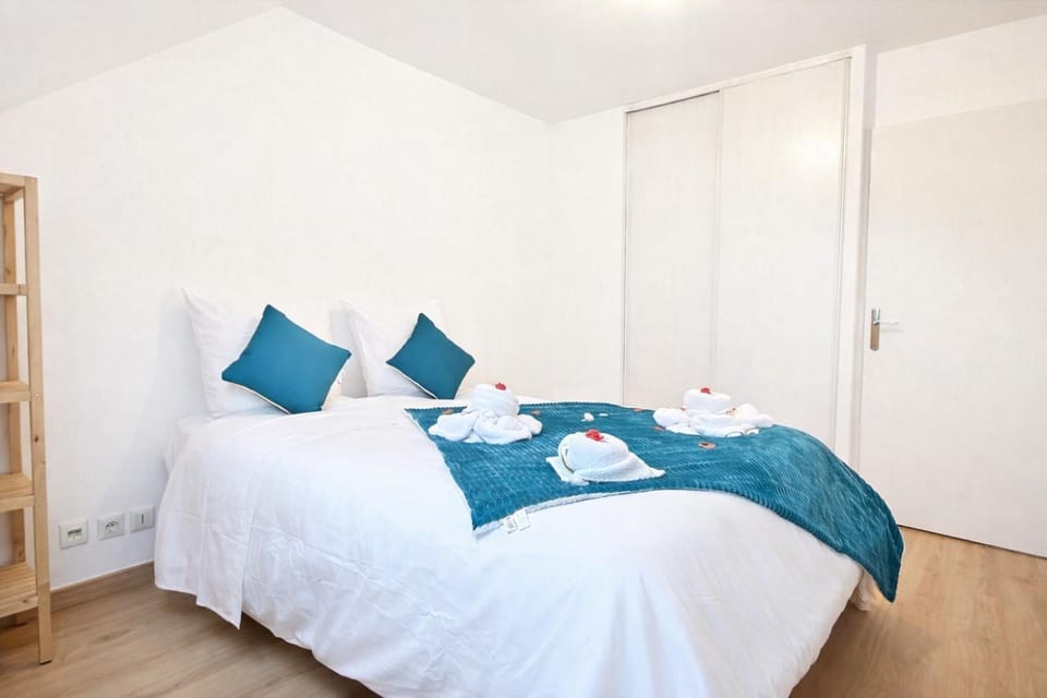 Bed, Photo of the whole room, Bedroom, towels, wardrobe