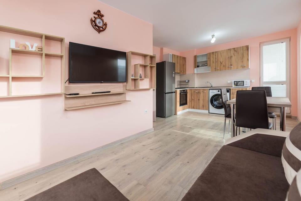 Communal lounge/ TV room, TV and multimedia, Kitchen or kitchenette, Living room, Seating area, Dining area, oven, pet friendly, stove