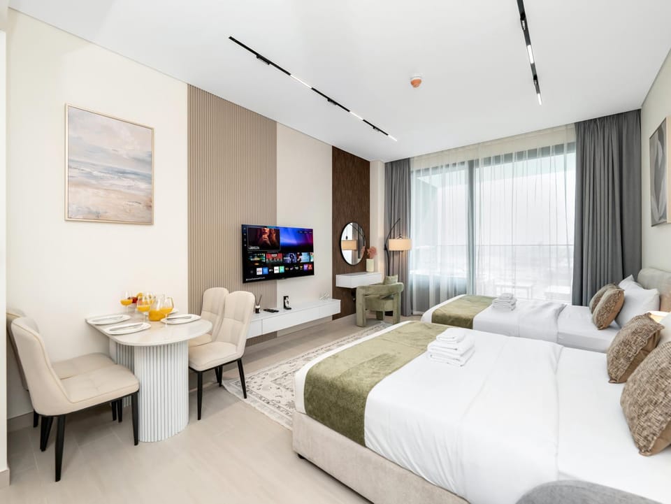 Bed, TV and multimedia, Seating area