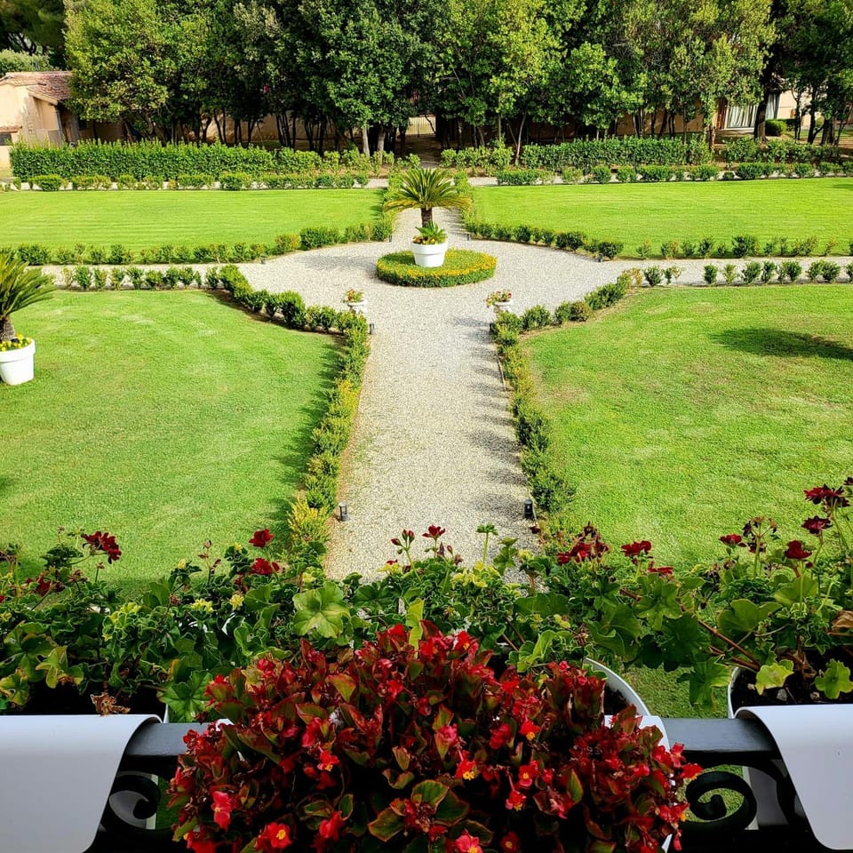 LA VILLA APARTMENTS - Convenient for Sardinia and Corsica - luxury 4 beds - Private Parking included with camera Apartment in Livorno