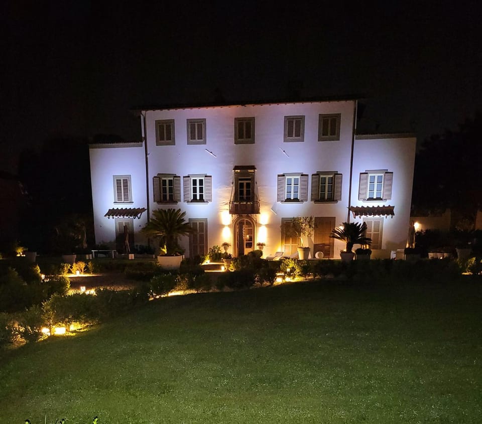 LA VILLA APARTMENTS - Convenient for Sardinia and Corsica - luxury 4 beds - Private Parking included with camera Apartment in Livorno