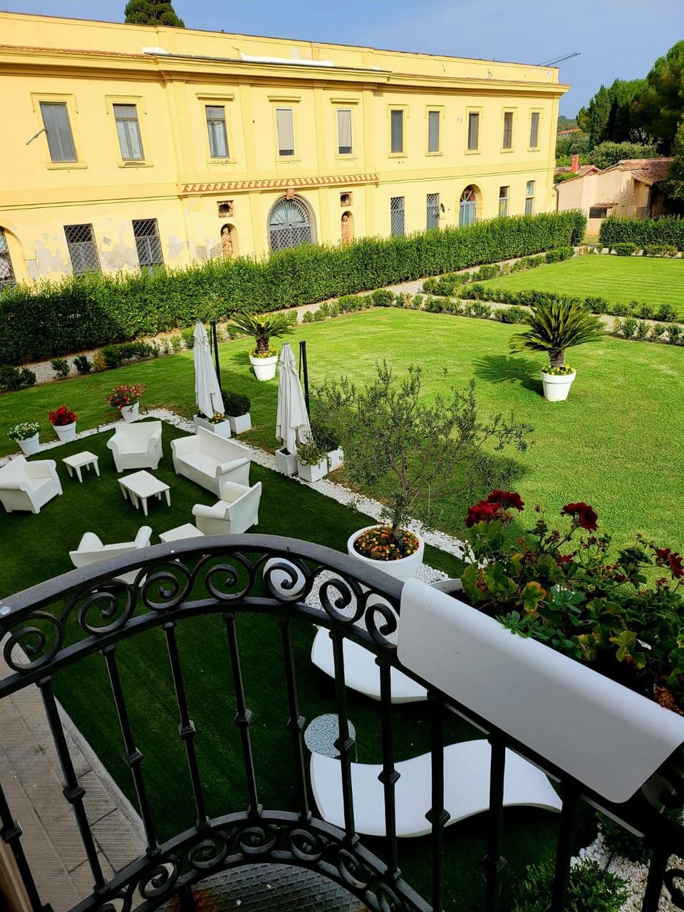 LA VILLA APARTMENTS - Convenient for Sardinia and Corsica - luxury 4 beds - Private Parking included with camera Apartment in Livorno