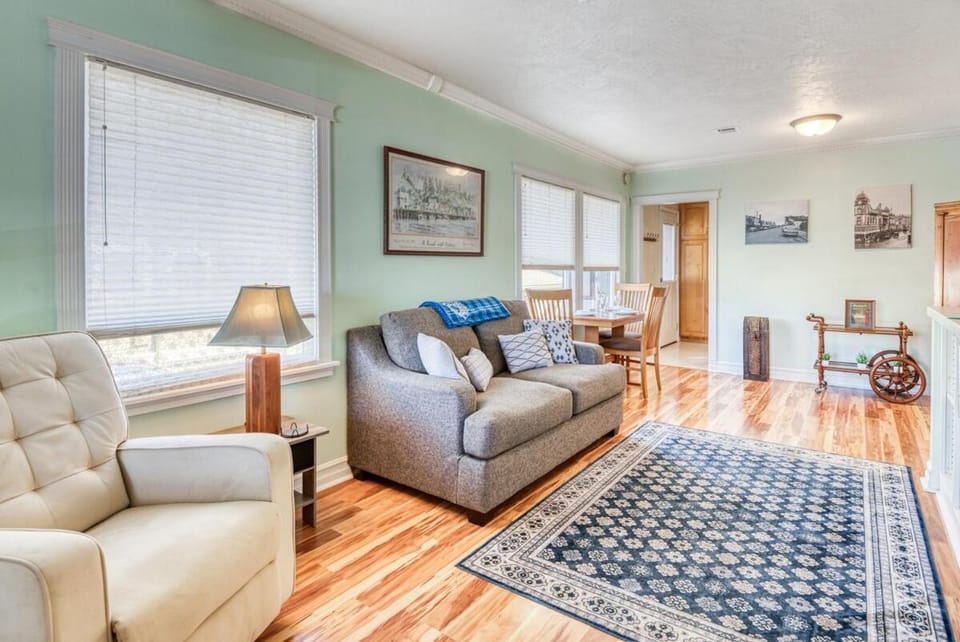 La Maison - Elegant 2BR Escape - Free Breakfast! Apartment in Albany