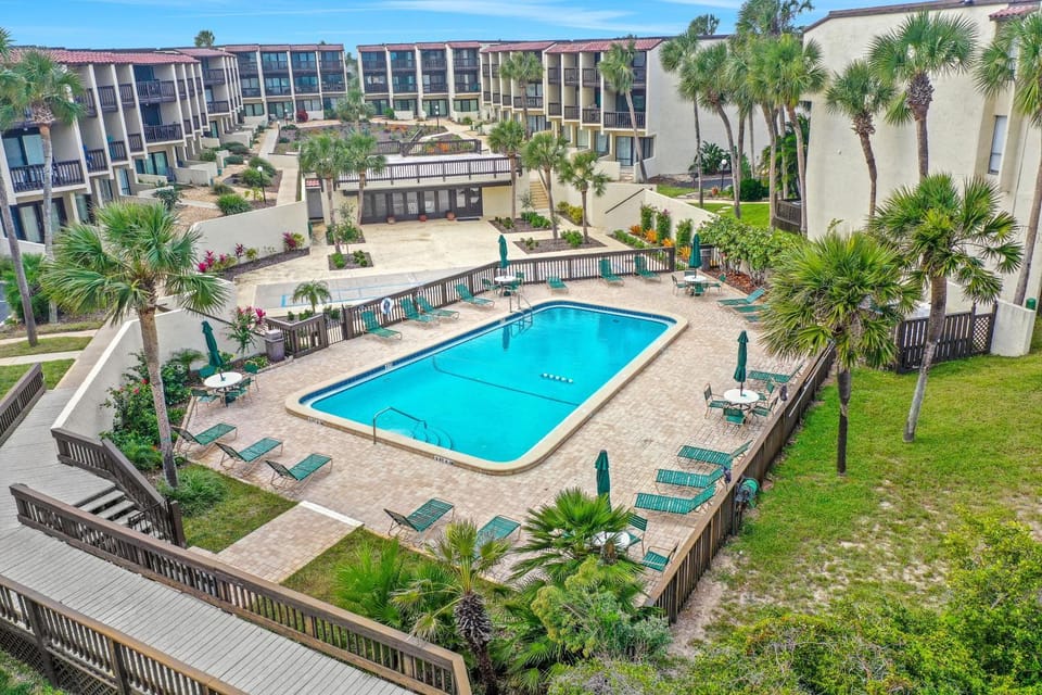 Property building, Day, Natural landscape, Pool view, Swimming pool