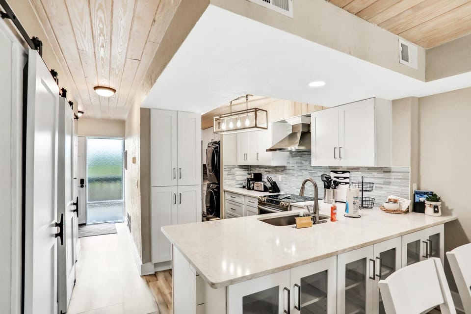 Coffee/tea facilities, Kitchen or kitchenette, dishwasher, oven, stove, toaster