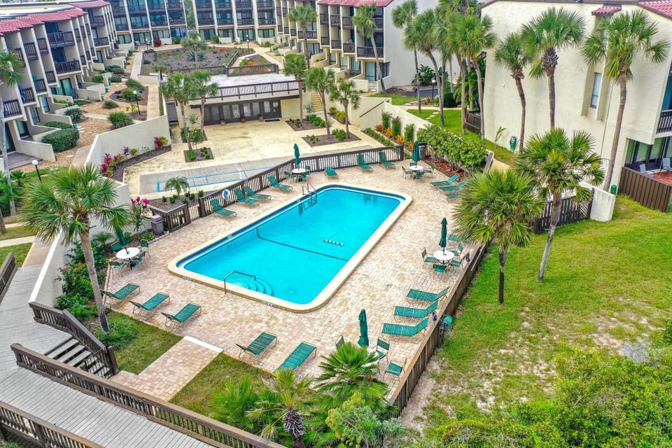 Property building, Day, Natural landscape, Pool view, Swimming pool, Swimming pool