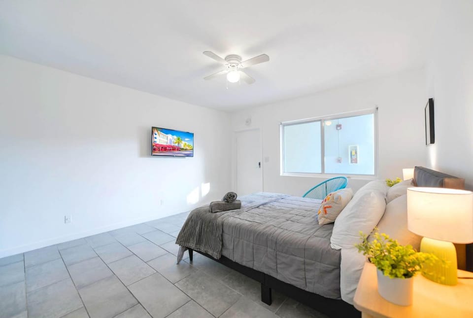 Bed, TV and multimedia, Seating area