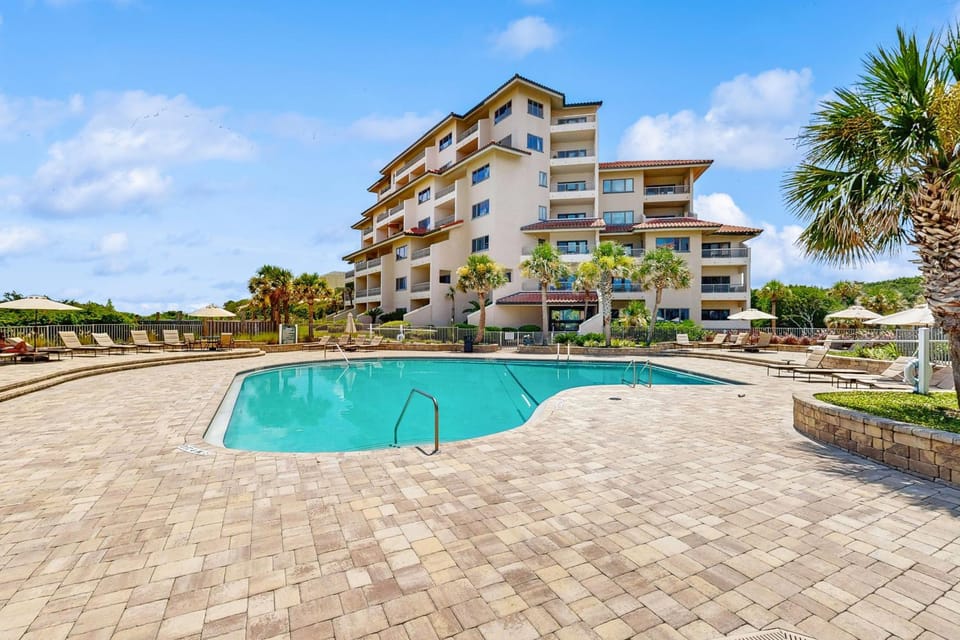 Property building, Day, Swimming pool, Swimming pool, sunbed
