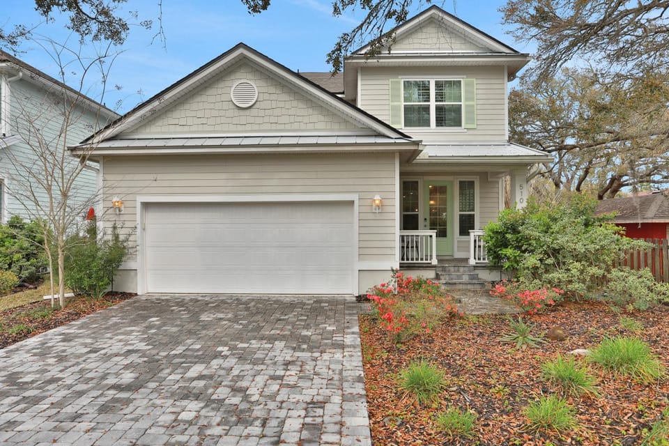 Property building, Facade/entrance, Day