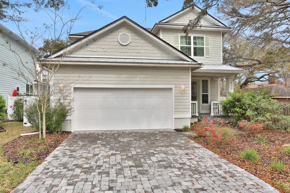 Property building, Facade/entrance, Day