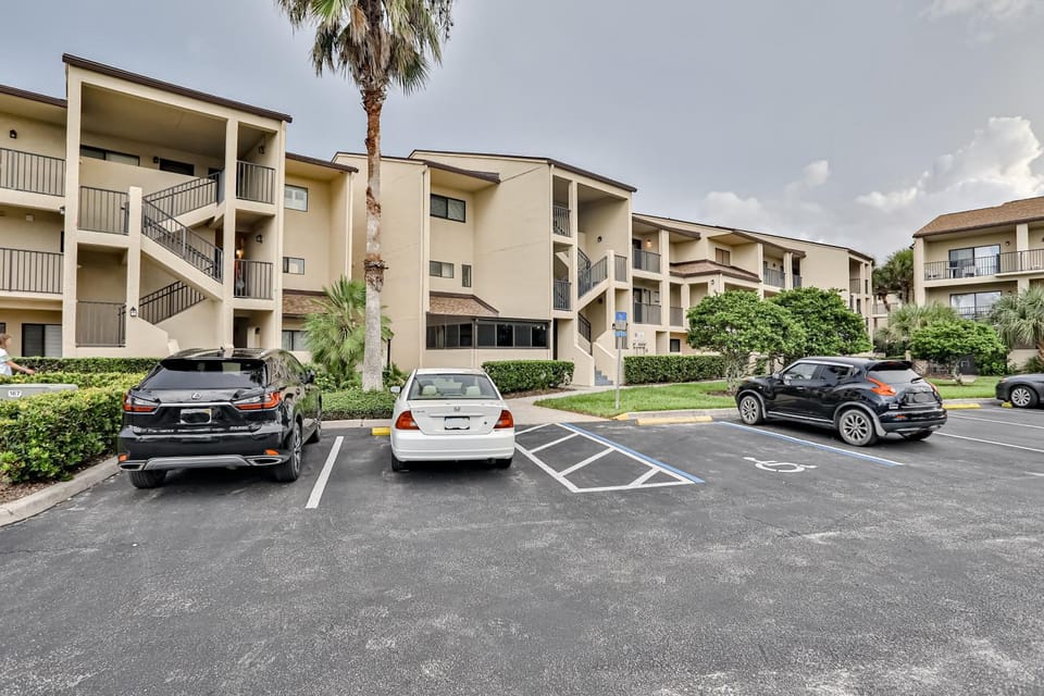 Property building, Day, Parking