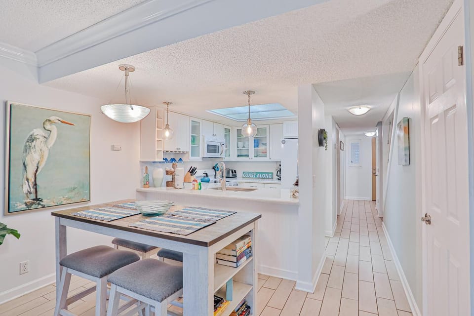 Coffee/tea facilities, Kitchen or kitchenette, Dining area, oven