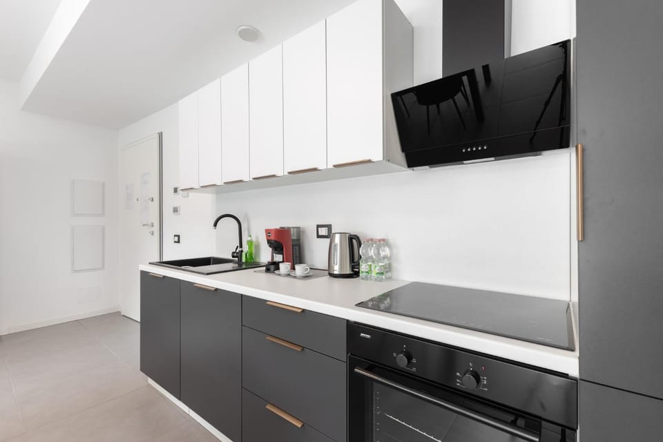 Coffee/tea facilities, Kitchen or kitchenette, stove
