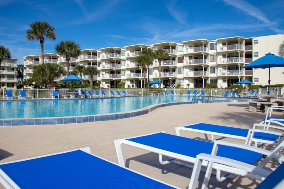 Property building, Day, Pool view, Swimming pool, Swimming pool, sunbed