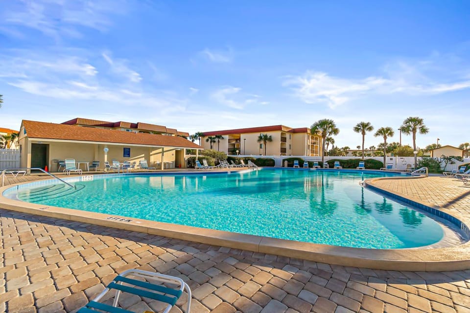 Property building, Day, Swimming pool, Swimming pool, sunbed