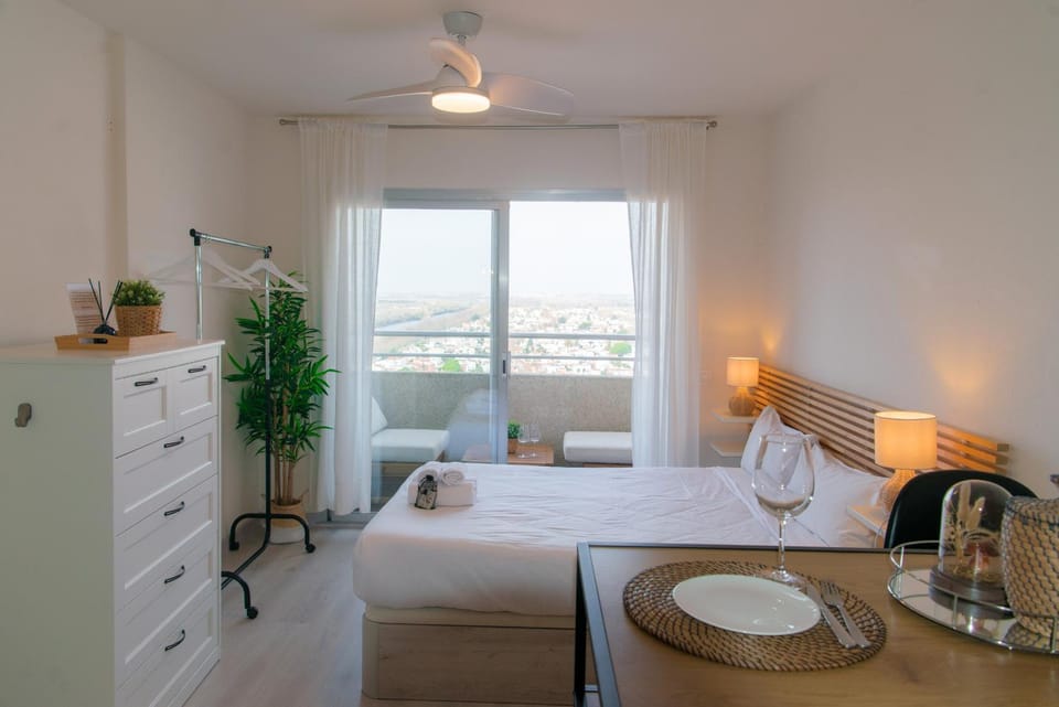 Bed, Photo of the whole room, Dining area