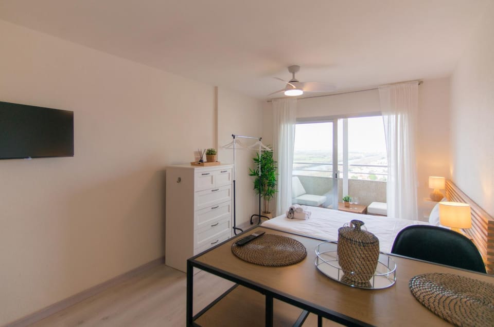 Bed, Dining area