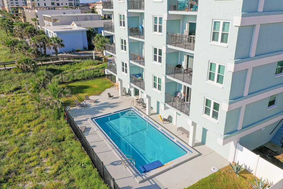 Property building, Day, Pool view, Swimming pool, Swimming pool, sunbed