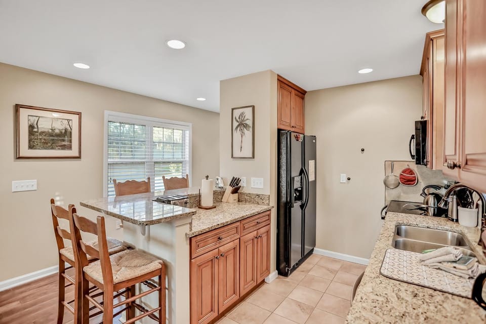 Kitchen or kitchenette, oven, kitchen