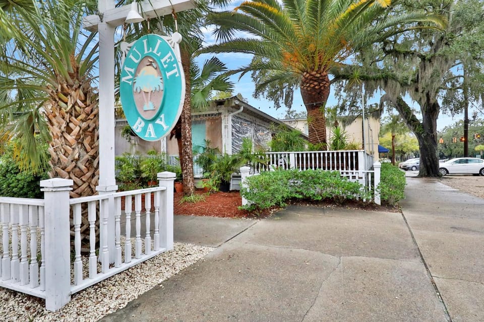 Property building, Facade/entrance, Day, Property logo or sign, Garden view