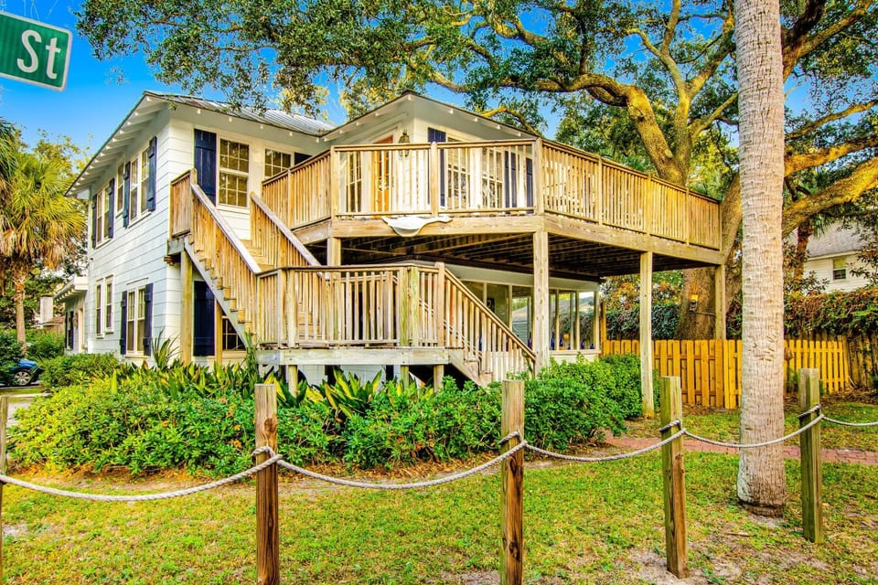 Property building, Facade/entrance, Day, Garden