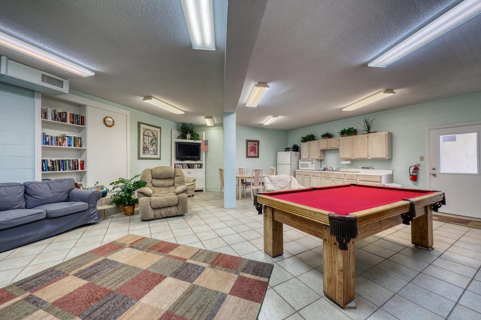 Billiard, Living room, Seating area