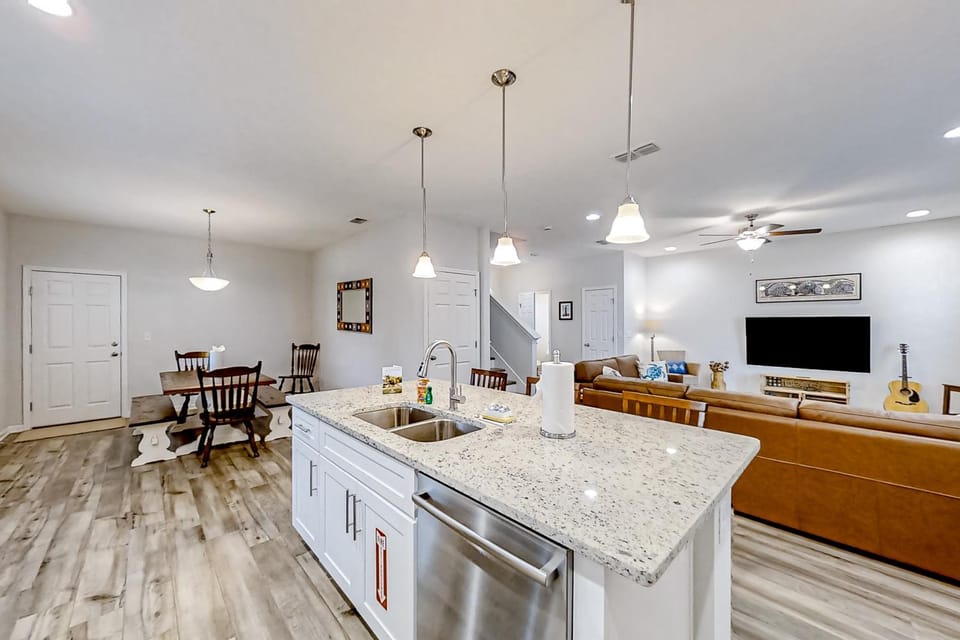 Coffee/tea facilities, Kitchen or kitchenette, oven, kitchen