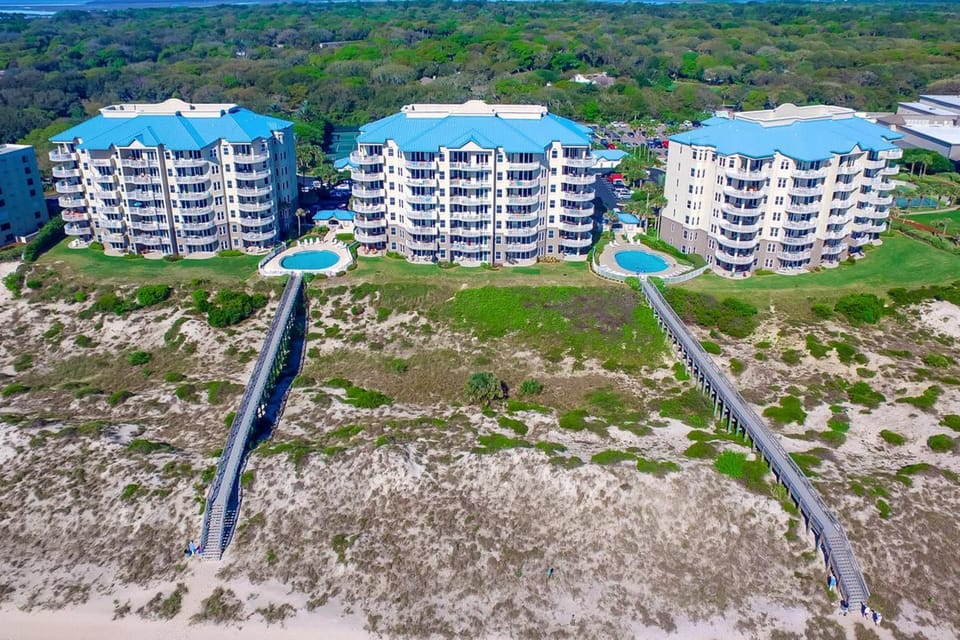 Property building, Day, Natural landscape, Swimming pool