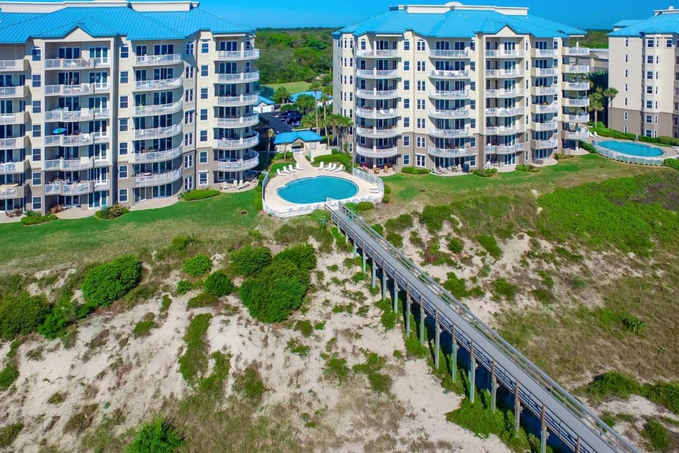 Property building, Day, Natural landscape, Bird's eye view, Pool view, Swimming pool