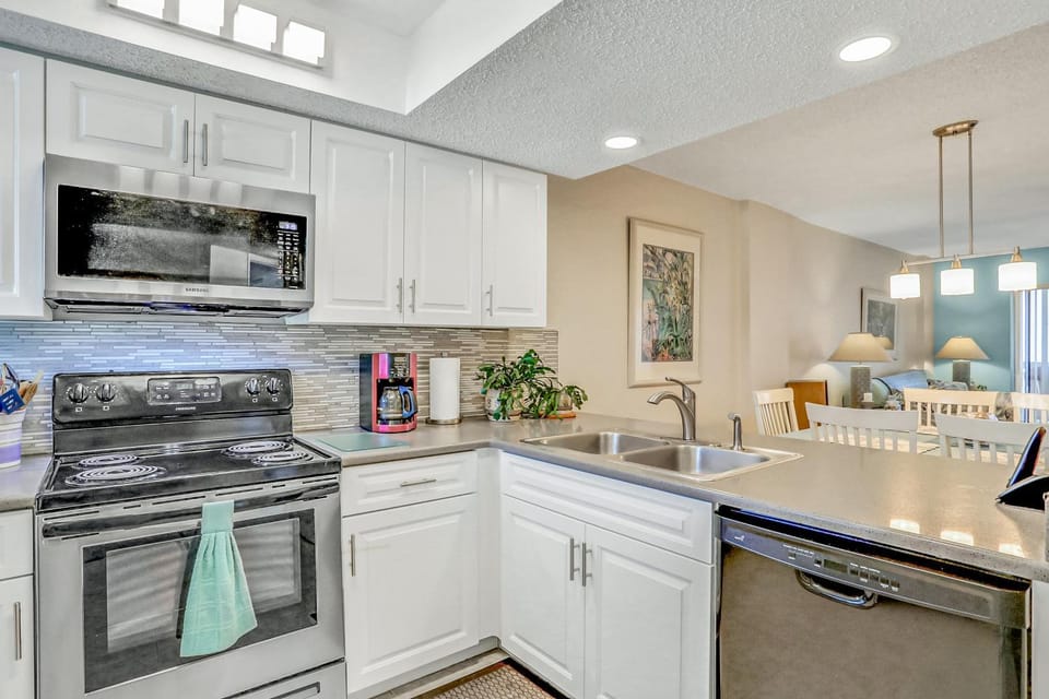 Kitchen or kitchenette, Dining area, dishwasher, oven