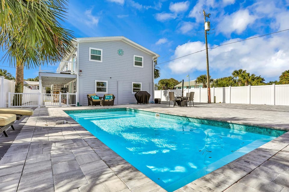Property building, Day, Swimming pool, Swimming pool, sunbed